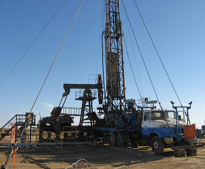 Image of workover rig used in custom oilfield services